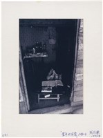 藏品(〈童年的回憶 5幅之4 〉 ：木構建築，蹲坐寫作業)的圖片