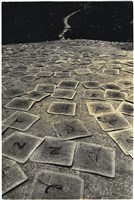 藏品(〈大牌桌〉：戶外地面許多方形塊狀物上寫有數字)的圖片