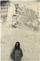 藏品(房屋外牆邊女子倚靠手背於後半身像)的圖片