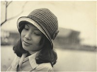 藏品(戶外，畫面左側戴針織帽女子側身胸像)的圖片