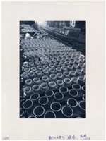 藏品(〈懷念的風情4/7 曬場〉：鐵軌旁大量圓型器皿)的圖片