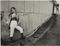 藏品(牆邊排水孔蓋上，女子倚靠牆三七步)的圖片