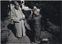 藏品(戴佛珠老和尚被另一蹲跪和尚攝影)的圖片