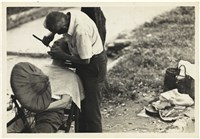藏品(〈刮垢磨光〉：戶外溪河邊 一男子以長形器具碰觸坐躺男子的臉，斗笠)的圖片