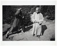 藏品(戴佛珠老和尚被另一弓步和尚攝影)的圖片