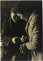 藏品(〈釋籤意〉：男子為著格紋外衣女子解籤)的圖片