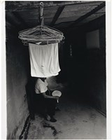 藏品(衣架毛巾後男子坐著持扇)的圖片