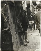 藏品(小巷街景磚構建築旁兩女子)的圖片