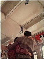 藏品(仰拍，公車上兩人擁抱，請勿將頭手伸出車外椅)的圖片