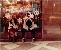 藏品(兩人坐於聖誕櫥窗前)的圖片
