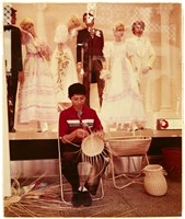 藏品(婚紗假人模特兒前一人坐著編竹籃，日本)的圖片