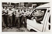 藏品(「派對走掉」系列：〈警察與小貨車司機〉)的圖片