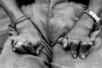 藏品(《行過幽谷》：〈手是典型痲瘋病人的鳥爪，十指戴滿了各式黃金戒指，形成一個突兀的景象。這雙手的主人叫魏茂祿〉)的圖片