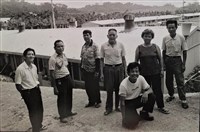 藏品(《地動情長-九二一家族記》系列：〈許錦瑞家族-1〉)的圖片