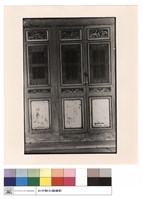 藏品(大廳左側木門)的圖片