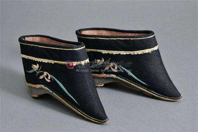 黑地彩繡蘭紋弓鞋