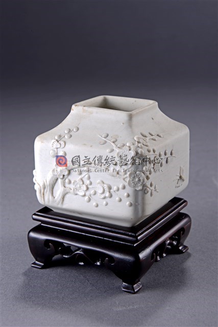 素胎梅圖雕瓷水盂