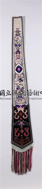 白地彩繡瓶花紋劍帶(右)