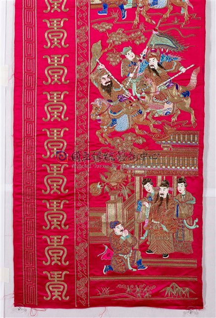 紅地盤金彩繡戲文人物紋繡品(左)-物件圖片#4