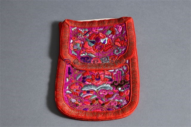 桃紅地彩繡戲蓮紋雙層荷包
