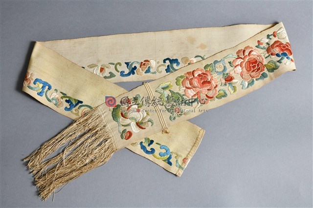 米白地彩繡牡丹紋腿帶(右)