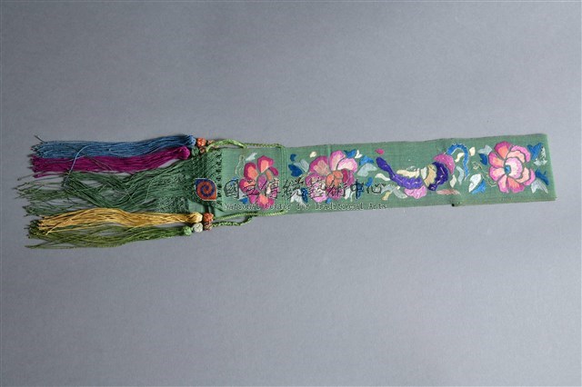 綠地彩繡花蝶紋腿帶(左)