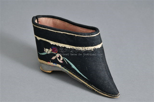 黑地彩繡蘭紋弓鞋(右)