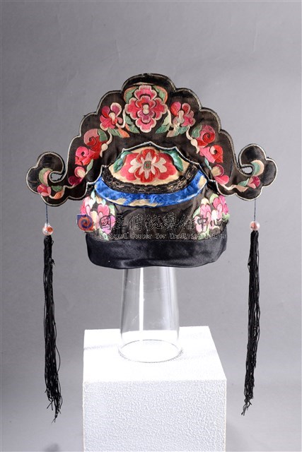 黑地彩繡花卉紋鴟鴞帽
