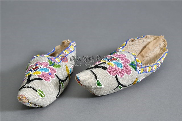 珠繡花卉紋鞋面