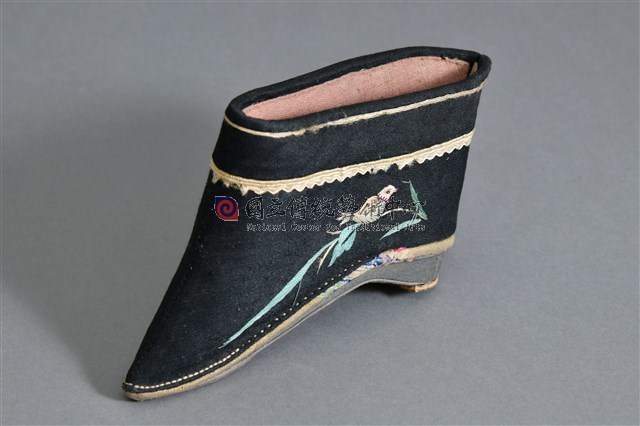 黑地彩繡蘭紋弓鞋(左)