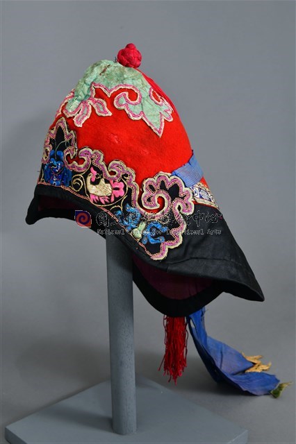 紅黑地貼花彩繡花鳥紋風帽