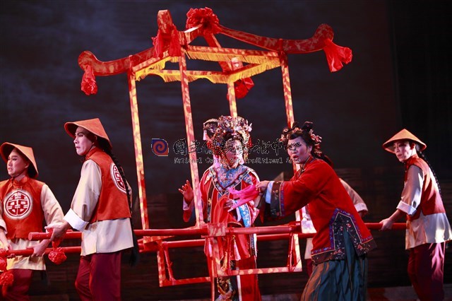 臺灣豫劇團2011年度大戲《美人尖》演出劇照 阿嫌乘轎出嫁與媒婆