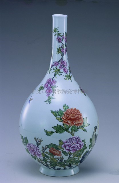 Bottle in famille-rose with decoration of flowers