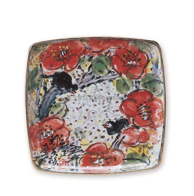 Square plate with two birds in the garden