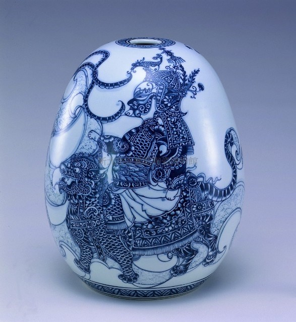 Vase in blue and white with paper-cut pattern