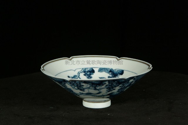 Blue-and-white Thin Porcelain Bowl with Lotus Rim and Contrasting Colors