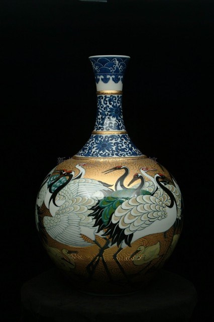 Round-shaped Golden Vase with Karakusa Patterns and Cranes