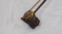 胡琴（絃柄頂端黑色彎、風箱深褐黃黑色）【展示櫃】藏品圖，第3張