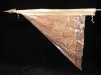  1.黑色三角形底、一面繡彰化梨春園（鎗頭歪斜）(三角旗)藏品圖，第1張