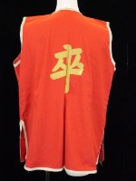 卒衣（紅色底、衣背繡褐黃色卒字藏品圖，第2張