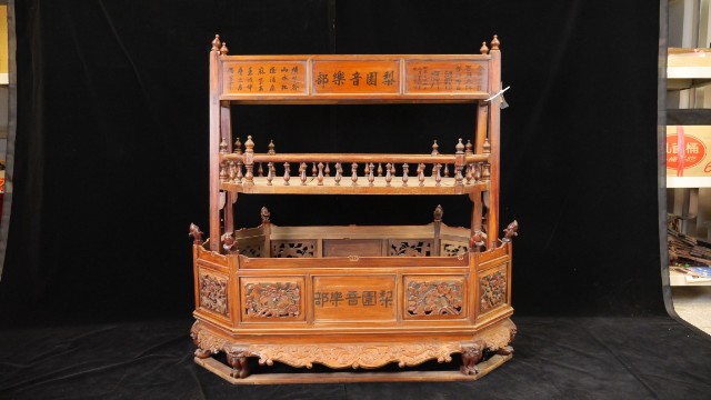  4.樂器架（梨園音樂部字樣）的圖片