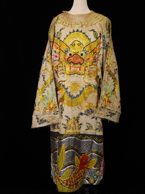  5.王爺服（白色、頭角龍圖）的圖片