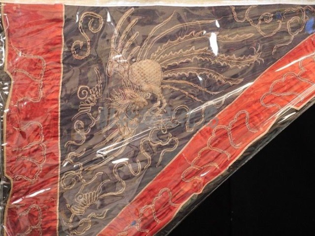  1.黑色三角形底、一面繡彰化梨春園（鎗頭歪斜）(三角旗)藏品圖，第2張