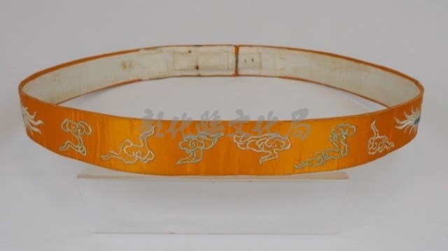腰帶（菊黃色底、深藍色背腹藍色四爪龍）藏品圖，第2張
