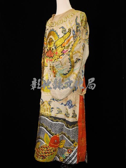  5.王爺服（白色、頭角龍圖）藏品圖，第2張