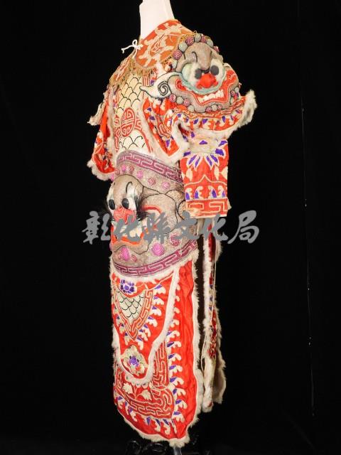  2.戰甲（紅色、肩披角形、腰虎圖）藏品圖，第2張