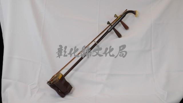 胡琴（絃柄頂端黑色彎、風箱深褐黃黑色）【展示櫃】藏品圖，第1張