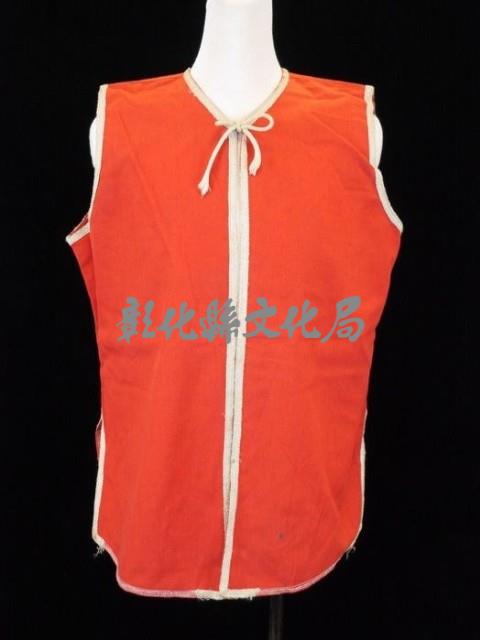 卒衣（紅色底、衣背繡褐黃色卒字藏品圖，第1張