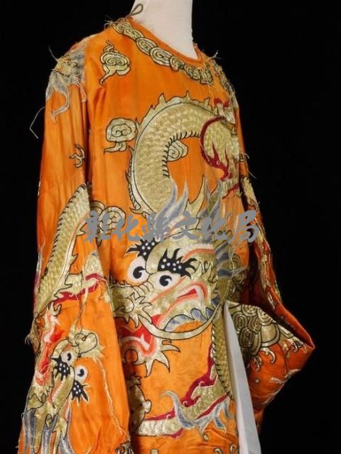 黃蟒（菊色、金龍腳騰雲圖案）【展示櫃】藏品圖，第2張