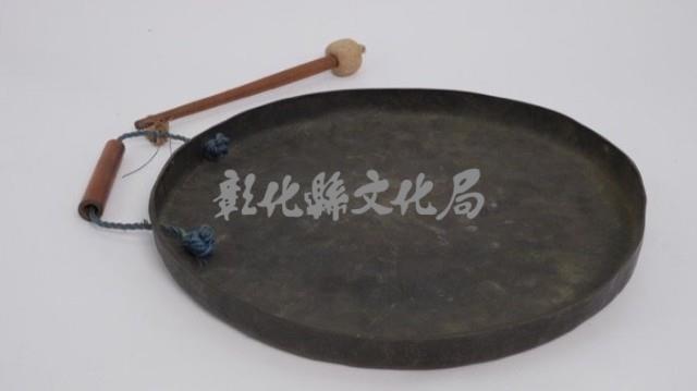  1.小鑼（繩柄色澤較黑）藏品圖，第2張